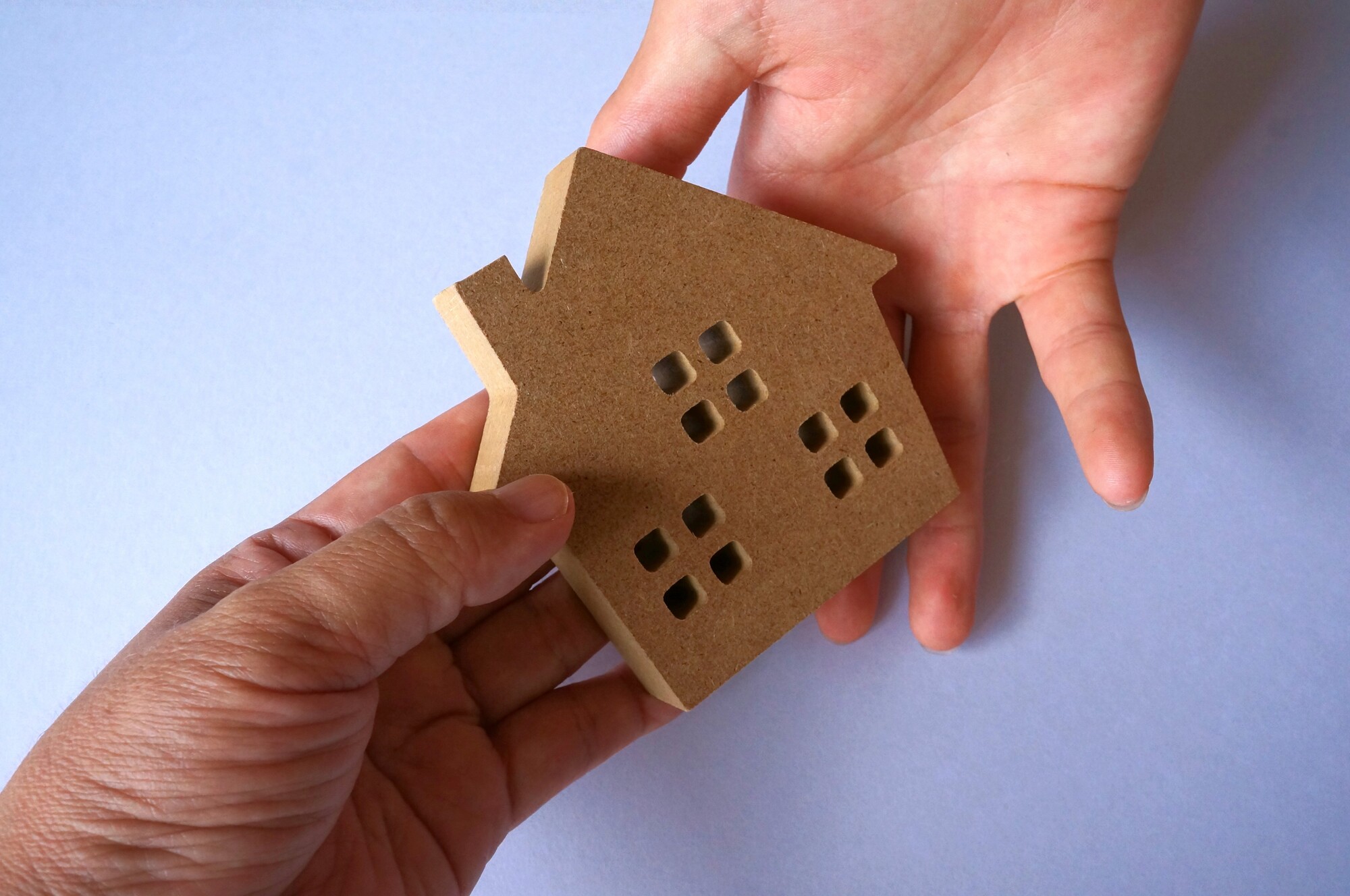 家を売るか貸すか転勤後の持ち家の最適な選択肢とは？